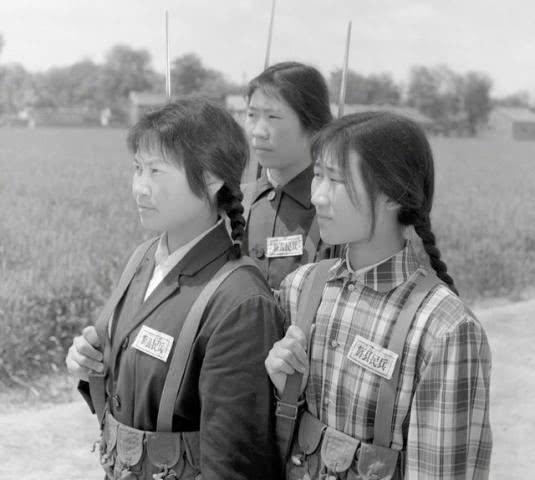 中國(guó)女兵老照片，歷史中的巾幗英雄形象展現(xiàn)，中國(guó)女兵老照片，歷史巾幗英雄形象展