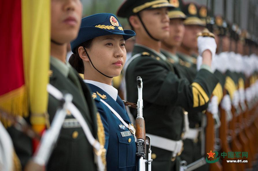 三軍儀仗隊女兵中隊，展現(xiàn)新時代巾幗英雄風(fēng)采，三軍儀仗隊女兵中隊，新時代巾幗英雄的風(fēng)采展現(xiàn)