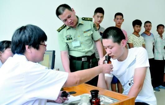 男兵體檢的尷尬圖，理解與尊重的重要性，男兵體檢中的尊重與理解的必要性，尷尬瞬間的思考