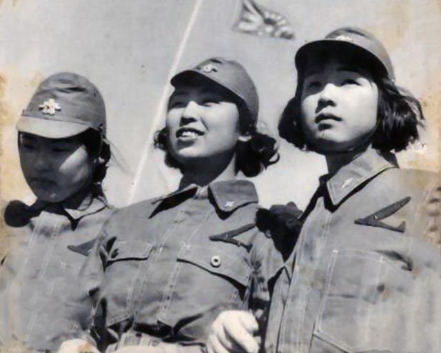 中國(guó)女兵敬禮圖片，展現(xiàn)力量與榮耀的象征，中國(guó)女兵敬禮，力量與榮耀的展現(xiàn)