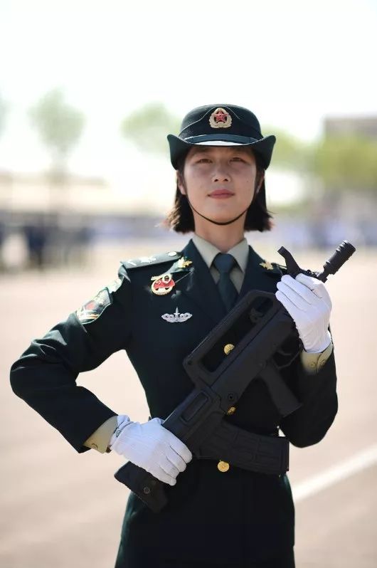 國(guó)慶閱兵最美女兵，榮光背后的堅(jiān)韌與毅力