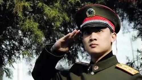 關(guān)于21式新軍裝的價格解析，一套究竟多少錢？，21式新軍裝價格深度解析，一套究竟價值多少？