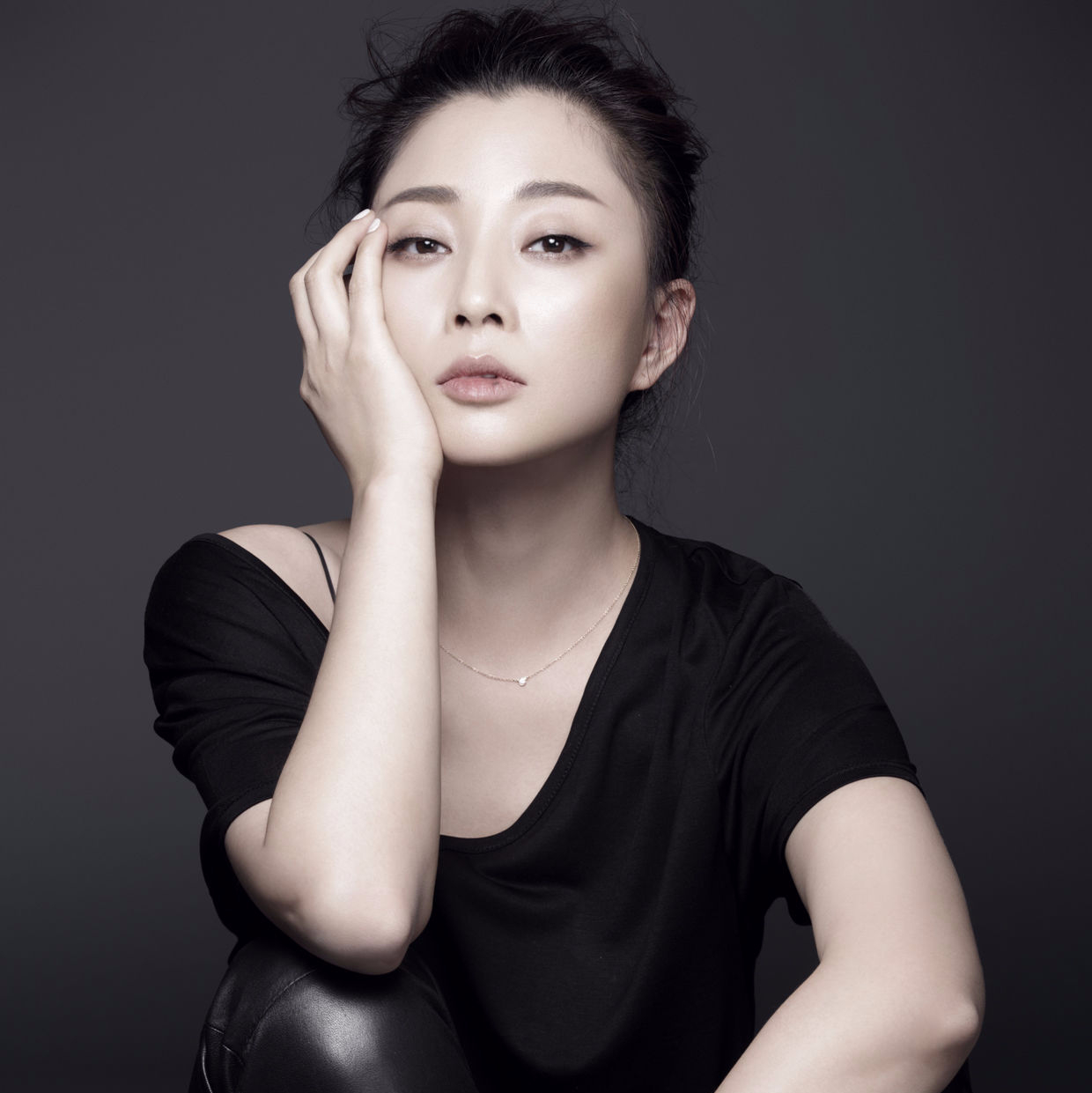 殷桃，43歲的魅力不減，近照展現(xiàn)歲月優(yōu)雅，殷桃，43歲魅力依舊，歲月雕琢優(yōu)雅近照展現(xiàn)風(fēng)采