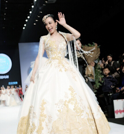 明星走秀曝光名場(chǎng)面，時(shí)尚潮流的盛宴，明星時(shí)尚盛宴，名場(chǎng)面走秀與潮流盛宴的璀璨風(fēng)采