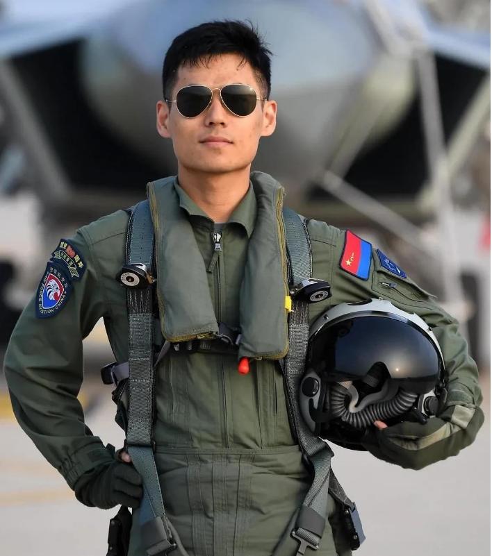 揭秘殲二零戰(zhàn)斗機(jī)的卓越性能與獨(dú)特優(yōu)勢(shì)，揭秘殲二零戰(zhàn)斗機(jī)的卓越性能與獨(dú)特優(yōu)勢(shì)，空中霸主的力量解析