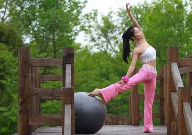 女人長(zhǎng)期練瑜伽的危害，深入了解與注意事項(xiàng)，女人長(zhǎng)期練瑜伽的危害解析及注意事項(xiàng)指南