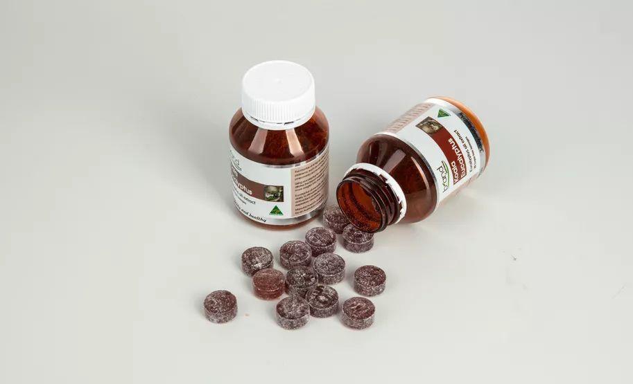 感覺(jué)喉嚨壁上粘了東西，原因、處理方法與預(yù)防建議，喉嚨不適解析，粘物感、成因、應(yīng)對(duì)及預(yù)防建議